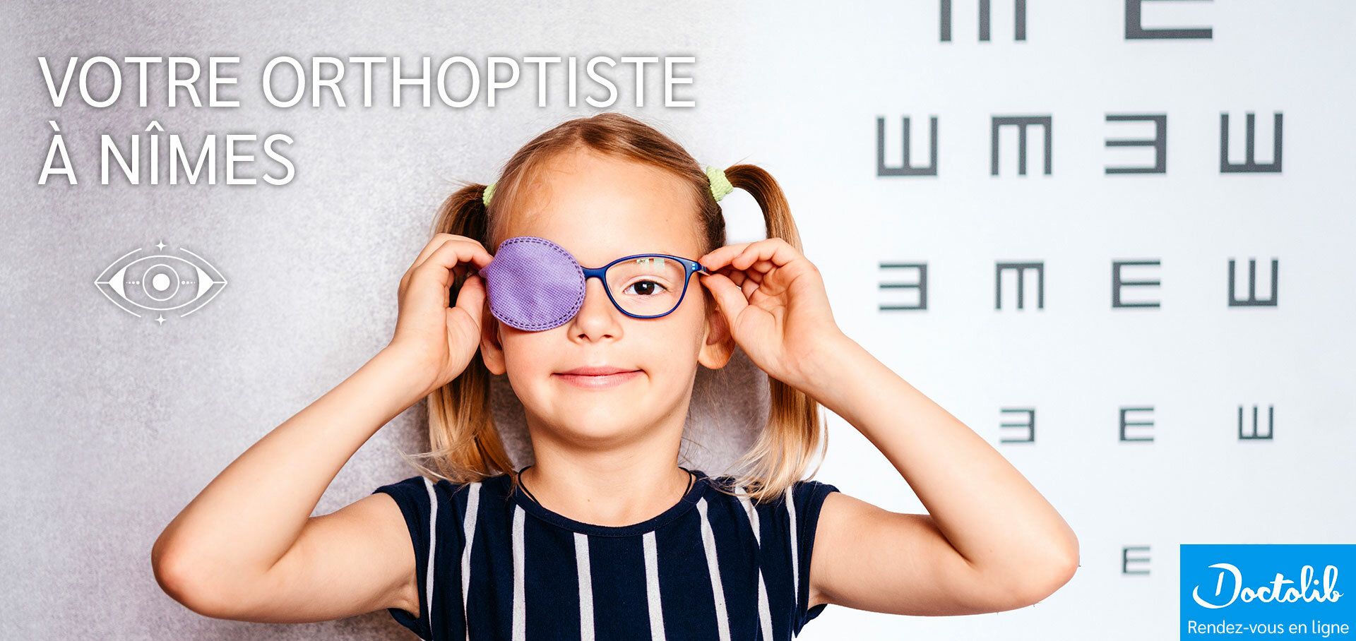 Illustration d’origine : enfant portant une correction optique et un cache oculaire devant un tableau de vision